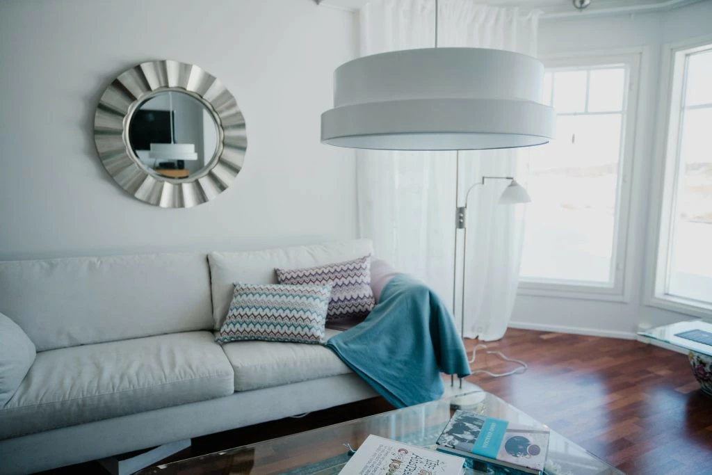 Niemi- Kattovalaisin, Valkoinen 2 Niemi- Kattovalaisin, Valkoinen - Image 2