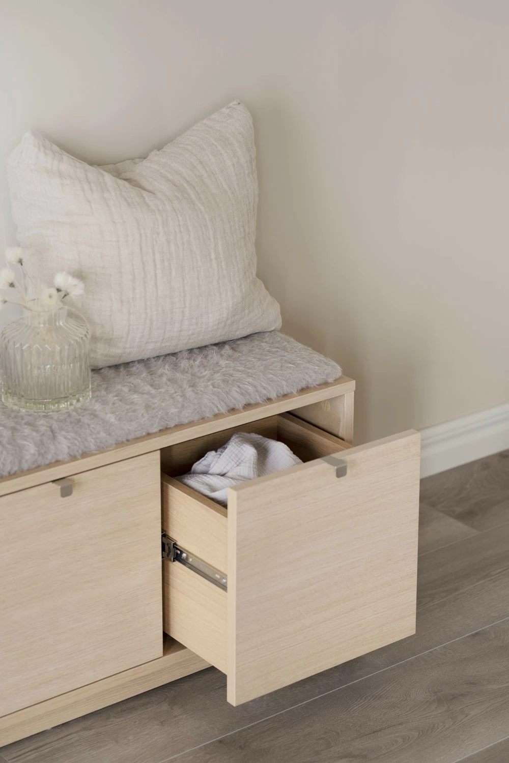 Rowico Confetti- Penkki Laatikoilla 106 Cm, Valkopesty/harmaa Talja 3 Rowico Confetti- Penkki Laatikoilla 106 Cm, Valkopesty/harmaa Talja - Image 3